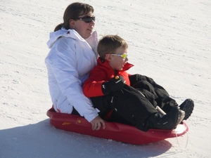 met mama op de bobslee