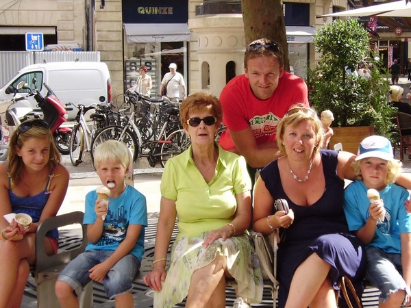 wandeling met in bordeaux en een rustpauze met een ysje voor de k