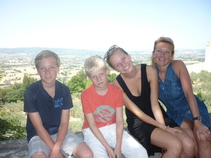 156303_4347115040772_102364778_n