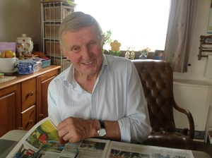 Opa leest zijn krant