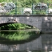 Bebloemde reling van mooie brug