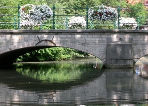 Bebloemde reling van mooie brug