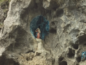 Mariabeeldje in de rotsen