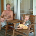 lekker met opa op het terras