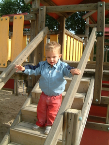 djayke in de speeltuin