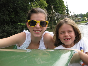 51) Samen achteraan de pedalo