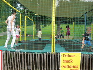 55) Op de trampoline