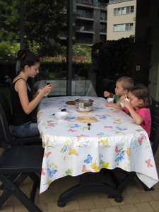 81) Pompoensoep eten aan de terrastafel