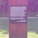 Tekst naast het standbeeld