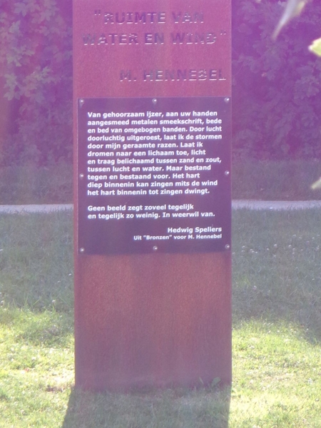 Tekst naast het standbeeld