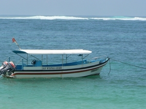 Bootje aan Geger Beach