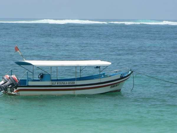 Bootje aan Geger Beach