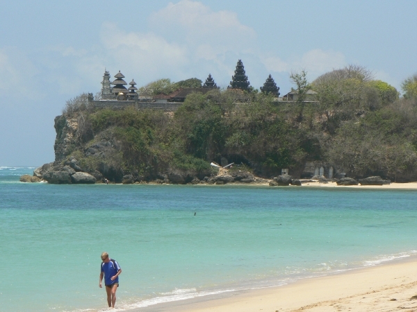 Zicht op Geger tempel avnaf Geger Beach