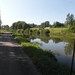 smalle weg langs het kanaal