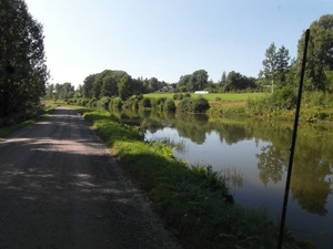 smalle weg langs het kanaal