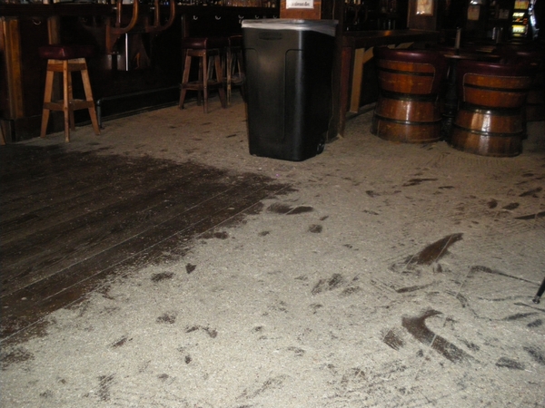 Met zaagsel en zand op de vloer!