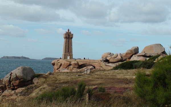 Cap Frhel, rotswanden uit rode zandsteen, zwarte leisteen, gran