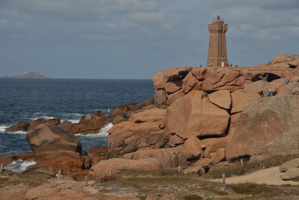 Cap Frhel, rotswanden uit rode zandsteen, zwarte leisteen, gran