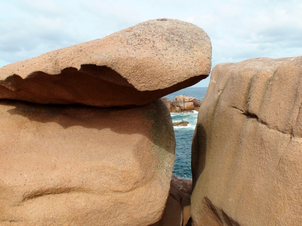 Cap Frhel, rotswanden uit rode zandsteen, zwarte leisteen, gran