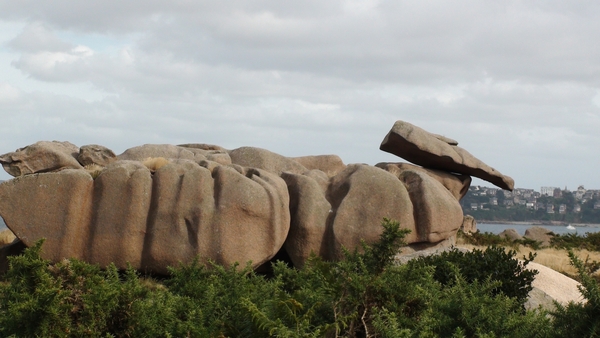 Cap Frhel, rotswanden uit rode zandsteen, zwarte leisteen, gran
