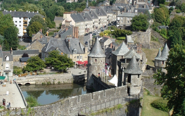 Fougres, karakteristiek middeleeuws kasteel uit 1020