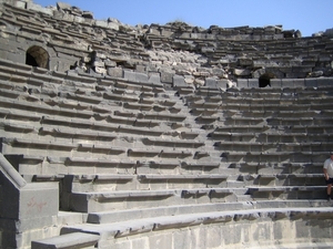 2b Jerash _Romeins theater _met zwarte basaltstenen