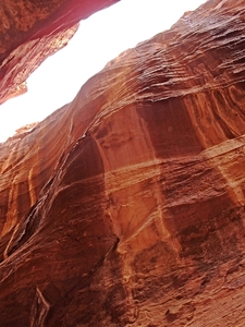 4  Petra  _de Siq,  toegangskloof  _zicht naar boven