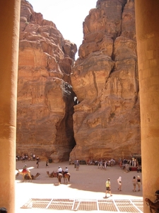 4  Petra  _schatkamer van de farao _binnenplein met zicht op de S