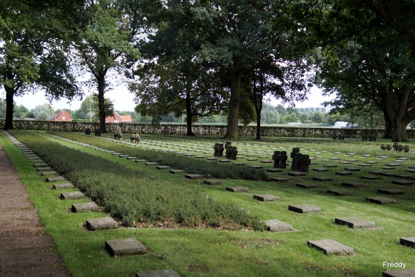 DuitsKerkhof-Hoogelede-Oorlog 14-18