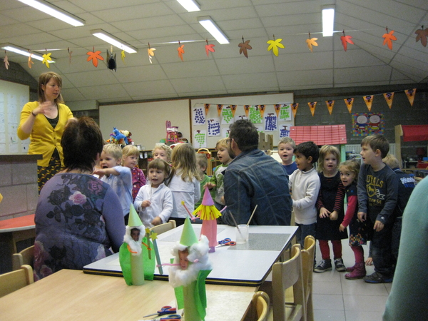 13) Kindjes zingen een liedje met de Juf