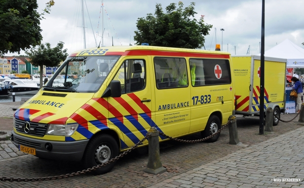 AMBULANCE 17-833_NL-XT-LG-37 HELLEVOETSLUIS 20150815 (2) met AANH