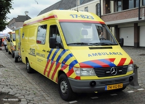 AMBULANCE 17-823_NL-74-VG-BG HELLEVOETSLUIS 20150815 (1)