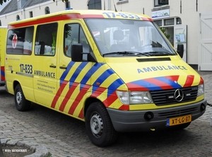 AMBULANCE 17-833_NL-XT-LG-37 HELLEVOETSLUIS 20150815 (1)