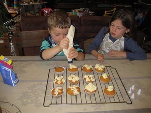 11) Ruben versiert de cupcakes