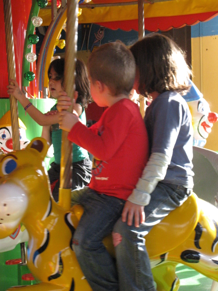 22) Jana & Ruben op de paardenmolen