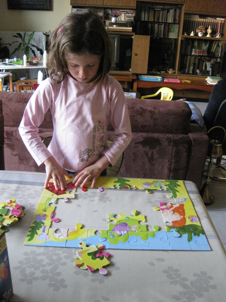 34) Jana aan het puzzelen