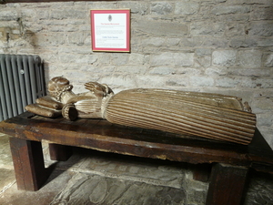 Zuid-Wales  binnen in dit kerkje een oud houten beeld