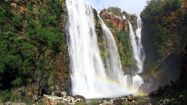 EEN REGENBOOG BIJ DE WATERVAL (1)