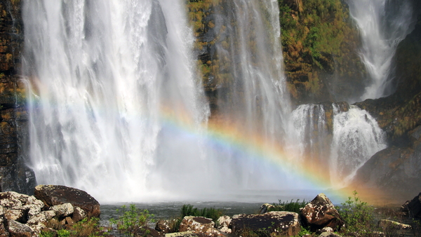 EEN REGENBOOG BIJ DE WATERVAL (2)