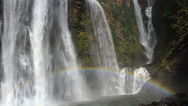 EEN REGENBOOG BIJ DE WATERVAL (3)