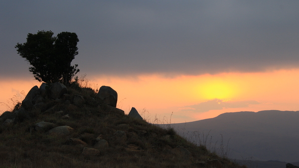 STILAAN ZAKT DE ZON ACHTER DE HEUVELS