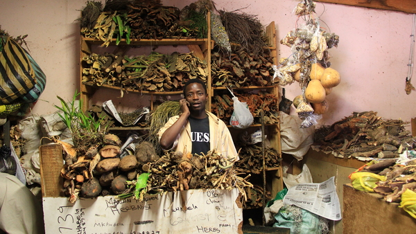 EN DIT ALLEMAAL BIJ DEZE HERBALIST ?