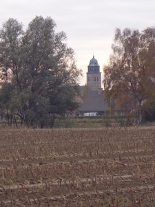  zien we in de verte de kerktoren