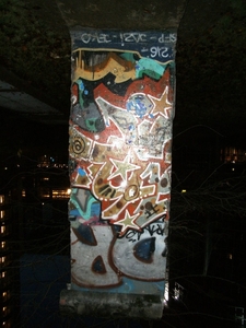 15 dit is een stuk van de Berlijnse Muur...