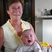 Bij oma op schoot
