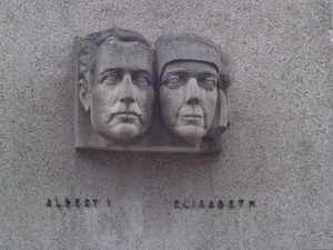 Monument van de Oorlogsslachtoffers - zijkant