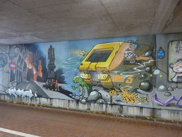043-Graffiti tekeningen in tunnel