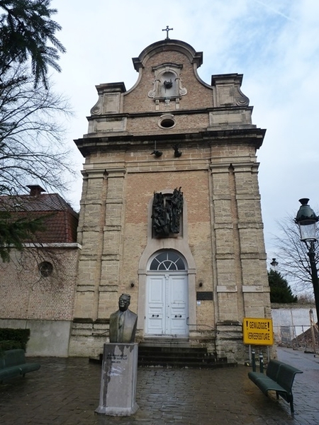 075-Het Van Ackerplein met standbeeld