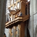 Muzikant boven op het hangend orgel