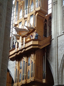 Muzikant boven op het hangend orgel